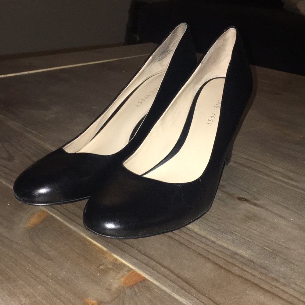 Black pumps